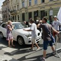 Incident u Zemunu: Automobil pokušao da prođe kroz blokadu, povređena žena, razbijena stakla na vozilu