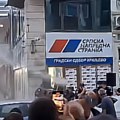 Pogledajte kako naprednjaci polivaju vodom policiju i građane (video)