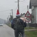 Prase u rancu i božićna kapa: Scena iz Hrvatske oduševila region!
