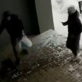 Mladić se vratio da komšinici pridrži vrata - i to mu je spaslo život: Kamera sve snimila!
