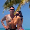 Darko i Katarina Lazić poziraju u kupaćim kostimima: Ona zategnuta kao struna u ljubičastom bikiniju, pevačevo telo puno…
