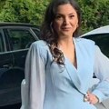 Nadica Ademov stigla na slavlje Perućice, a u ruci torba od 140.000! Pevačica stigla sa decom: "Malo se plaši"