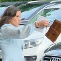 Nadica Ademov sa decom stigla na slavlje Perućice, a u ruci torba od 140.000! Pevačica blista u plavom odelu