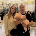 Софронијевић одвео ћеркицу од 2 месеца и жену у Храм Светог Саве, па чекао неколико сати да се поклони