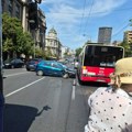 Automobilom se zakucao direktno u gradski autobus?! Težak udes u Kneza Miloša, prednji deo vozila potpuno smrskan! (foto)
