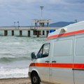 Drama na plaži u Grčkoj, objavljen potresan snimak! Žena se bori za život, Srbi odmah priskočili u pomoć