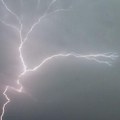 Ovaj deo Srbije očekuju nepogode: Stižu pljuskovi, grmljavina, grad i olujni vetar, RHMZ izdao hitno upozorenje