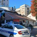 Muškarac s kapuljačom razbio vrata i ubacio zapaljivu tečnost: Prve slike zapaljenog restorana na Dorćolu