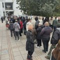 VIDEO Drama na biračkim mestima u Novom Sadu: Primećeni muškarci sa džakovima i kovertama, među njima i batinaš Gorski Matović…