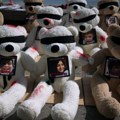 Plišane mede u Tel Avivu: Igračke sa fotografijama kidnapovane dece na trgu u Izraelu