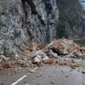 Drama kod Prijepolja, samo pukom srećom izbegnuta tragedija: Ogromno kamenje survalo se na kolovoz