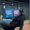 (Uznemirujući snimak) Posvađao se sa muškarcem, pa ga guruo pod voz: Ljudi vrište i beže!