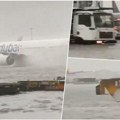"У Дубаију потоп судњег дана" Страшан призор услед кише у Емиратима, авион се једва креће по писти! Обустављени летови…