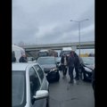 Novosadska opozicija blokirala auto-put Novi Sad – Beograd (VIDEO)