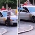 Tuku se motkama nasred ulice: Neviđeni haos na Dorćolu: Učestvovalo više desetina osoba, prolaznici vrištali (video)