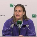 "Mogli bi to da uradimo, ali ima mnogo Srba!" Sabalenka progovorila o "peckanju" sa Novakom, novinari vrištali od smeha: Baš…