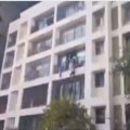 Studenti vrište i skaču sa balkona, iza njih kulja crni dim Novi snimak nakon pada aviona u Indiji (video)