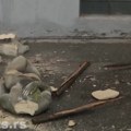 Statua pala sa fasade u centru Beograda, oštećen automobil