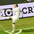 Kakav blam - nejmaru se smeje ceo svet! Mislio da je postigao gol, pa pao u trans i uništio korner zastavicu! Kada se okrenuo…