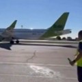 Radnik aerodroma prosuo vodu i prekrstio se kad su košarkaši Srbije poleteli (VIDEO)