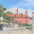 Drama u Kragujevcu! Kamikaza na dva točka: Motociklista vozi kontrasmerom - pogledajte kako izbegava automobile (video)