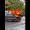 Bukti vatra nasred ulice: Izgoreo automobil na parkingu (video)