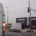 (Video) "I posle se pitamo zašto ljudi ginu": Bahati vozač projurio na crveno kod Galenike, kamera sve snimila: Zbog ovakvog…