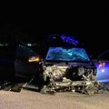 Jeziv udes u gluvo doba noći! Mladić (20) poginuo u saobraćajnoj nesreći. Sa njim u autu bile još dve osobe