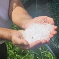 (Video) Tuče grad veličine skoro kao teniska loptica, vetar ga raznosi na sve strane! Jezive scene nevremena koje se sručilo…