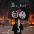 Makronu bi da seku glavu?! Jeziv plakat na protestu u Francuskoj, smestili ga pored giljotine. (foto)