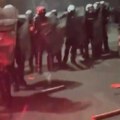 Policajci napadnuti kamenicama i pirotehnikom. Užas u Lazarevcu ispred prostorija SNS (video)