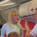 Žedna putnica nije htela da plati 350 dinara za vodu u avionu: Dosetila se sjajnog trika, na mrežama joj aplaudiraju! Video