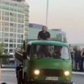 Na proslavu došli u nesvakidašnjem izdanju Maturanti u kamionu pokupili svu pažnju, ljudi samo u njih gledaju (video)
