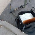 Uhapšen muškarac kod zgrade MUP-a, pronađeni samostrel, noževi i topovski udar