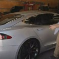 Kako napuniti Tesla automobil šlepujući ga pri 112 km/h koristeći regenerativno kočenje