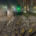 (Video) Kako je ovo: Uspeo?! Autom slepio stubiće za beton pa završio na trotoaru: Ljudi gledaju snimak iz Užica i pitaju se…