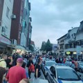 Kraljevo: Ispred SNS-a kamenice, šmrkovi, petarde… (VIDEO)