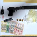 23 Paketića droge, pištolj sa prigušivačem, meci... Uhapšen diler (26) u Obrenovcu - evo šta je sve pronađeno kod njega