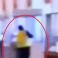 (Video) Ovo je trenutak filmske krađe u Parizu: Lopovi upali u jedan od najvećih muzeja na svetu: Evo kako su odneli…