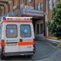 Dečak (2) se ugušio u dvorištu vrtića! Traka od dukserice se zakačila za drvo i udavila ga: Nezapamćena tragedija, očajni…