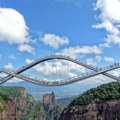 Vijugavi stakleni most oduzima dah turistima, ali skoro niko ne sme da pređe preko njega