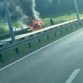 Stravičan požar na auto-putu Beograd - Niš: Vatra "progutala" auto, snimak je jeziv (video)