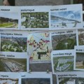 Ispred Skupštine Beograda pano sa "problemima": Okupljeni zborovi, udruženja, zaposleni u Apoteci Beograd
