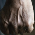 Beograđanin (49) bez povoda pesnicom udario sugrađanina u glavu: Tužilaštvo traži dve godine zatvora