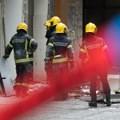 Požar u zgradi u Žarkovu: Majka i sin evakuisani iz stana, vatrogasci kroz gust dim spasavali stanare