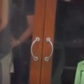 Šok među putnicima na brodiću u Veneciji! Mladi par imao odnos usred bela dana: Snimak dospeo do policije, preti im ozbiljna…