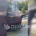 Gori čuvena galija u reci Vardar: Iz broda u centru Skoplja kulja crni dim (video)