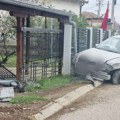 Mladić iz Leskovca izgubio kontrolu nad vozilom, zakucao se u zid i srušio ga