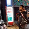 Isplivao snimak sa sigurnosne kamere Muškarac ušetao u lokal u centru Beograda, pa uradio nešto sramno (video)