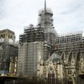 Откривен нови торањ Нотр Дама у Паризу са златним петлом и крстом на врху